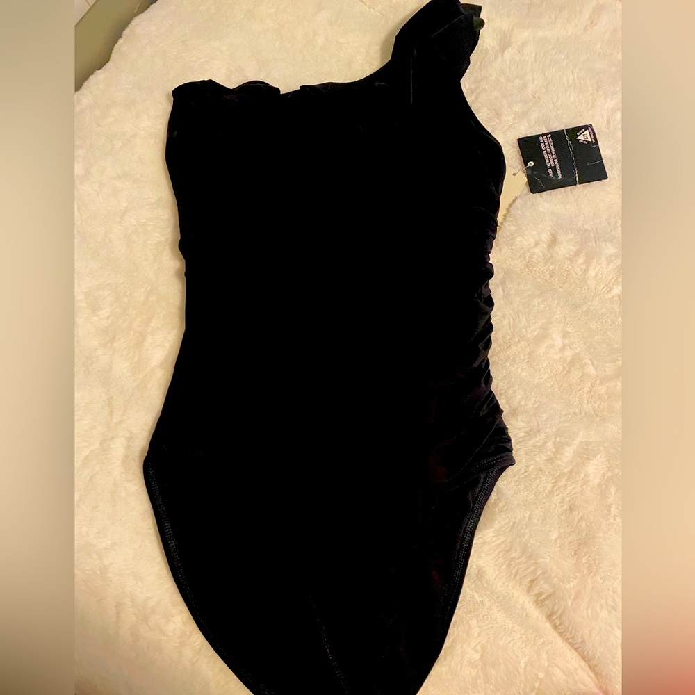 New, with tag , Swim suit. With a classy off shoulder. Very Elegant!!!